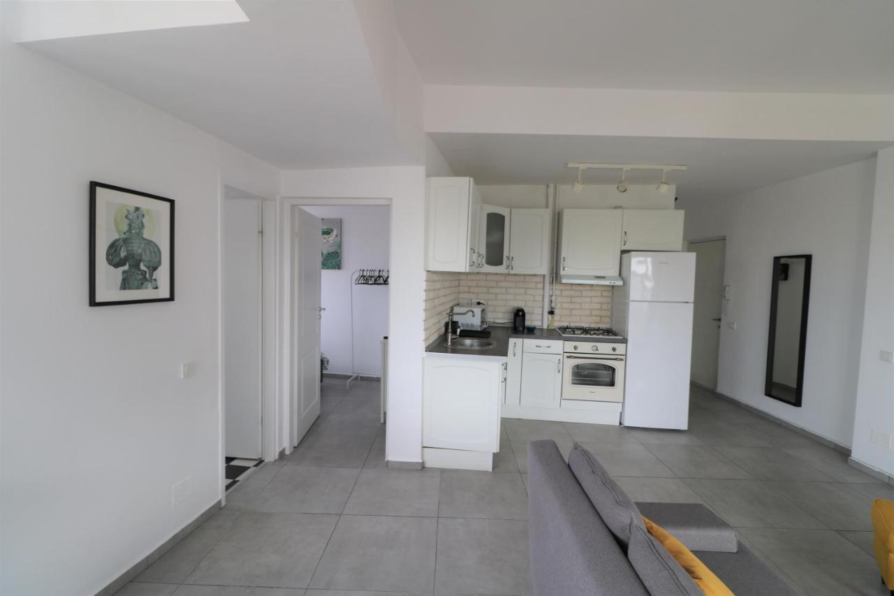 Serenity Heights Apartment: A Panoramic Haven Near Old Town - Free Minibar Bucarest Extérieur photo