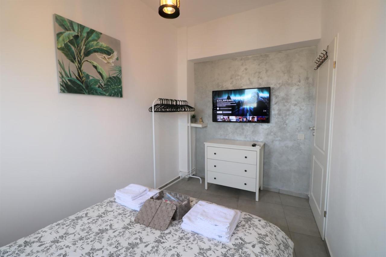 Serenity Heights Apartment: A Panoramic Haven Near Old Town - Free Minibar Bucarest Extérieur photo