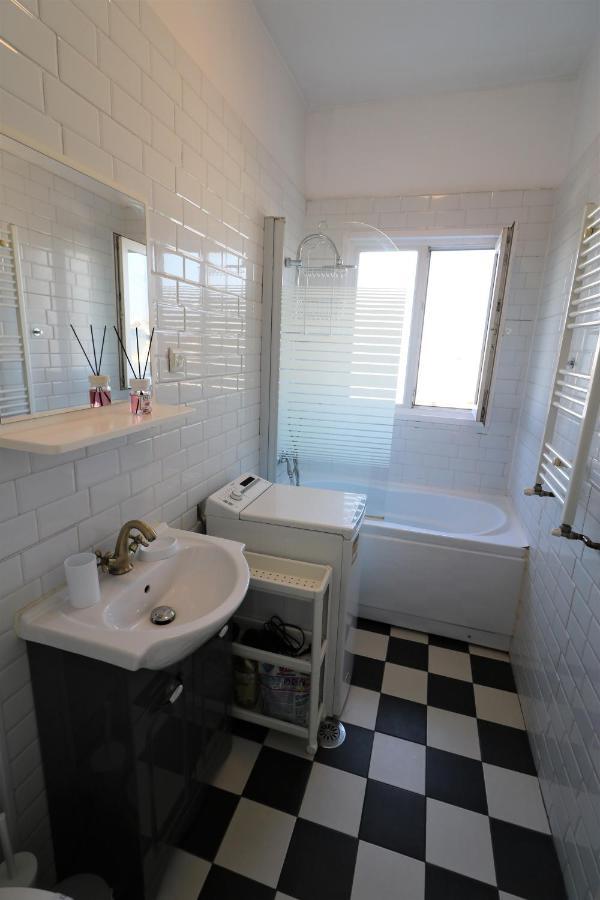 Serenity Heights Apartment: A Panoramic Haven Near Old Town - Free Minibar Bucarest Extérieur photo