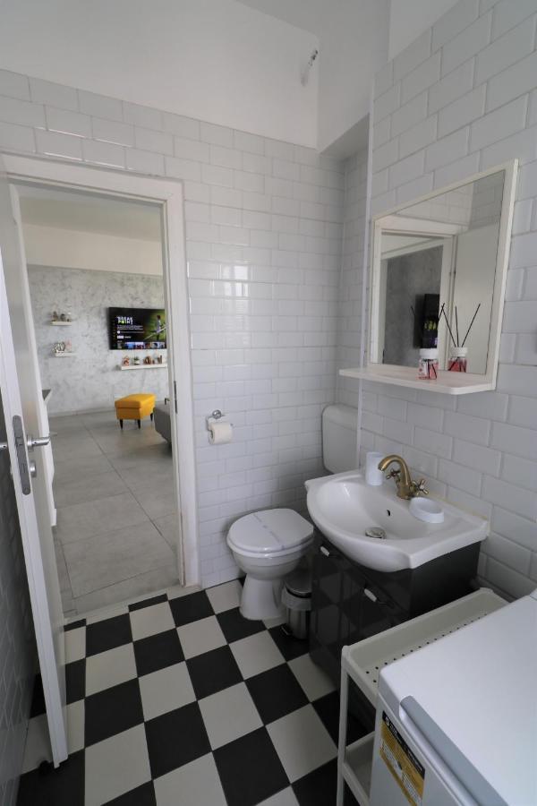 Serenity Heights Apartment: A Panoramic Haven Near Old Town - Free Minibar Bucarest Extérieur photo